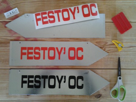 adhésif sur pancarte métal